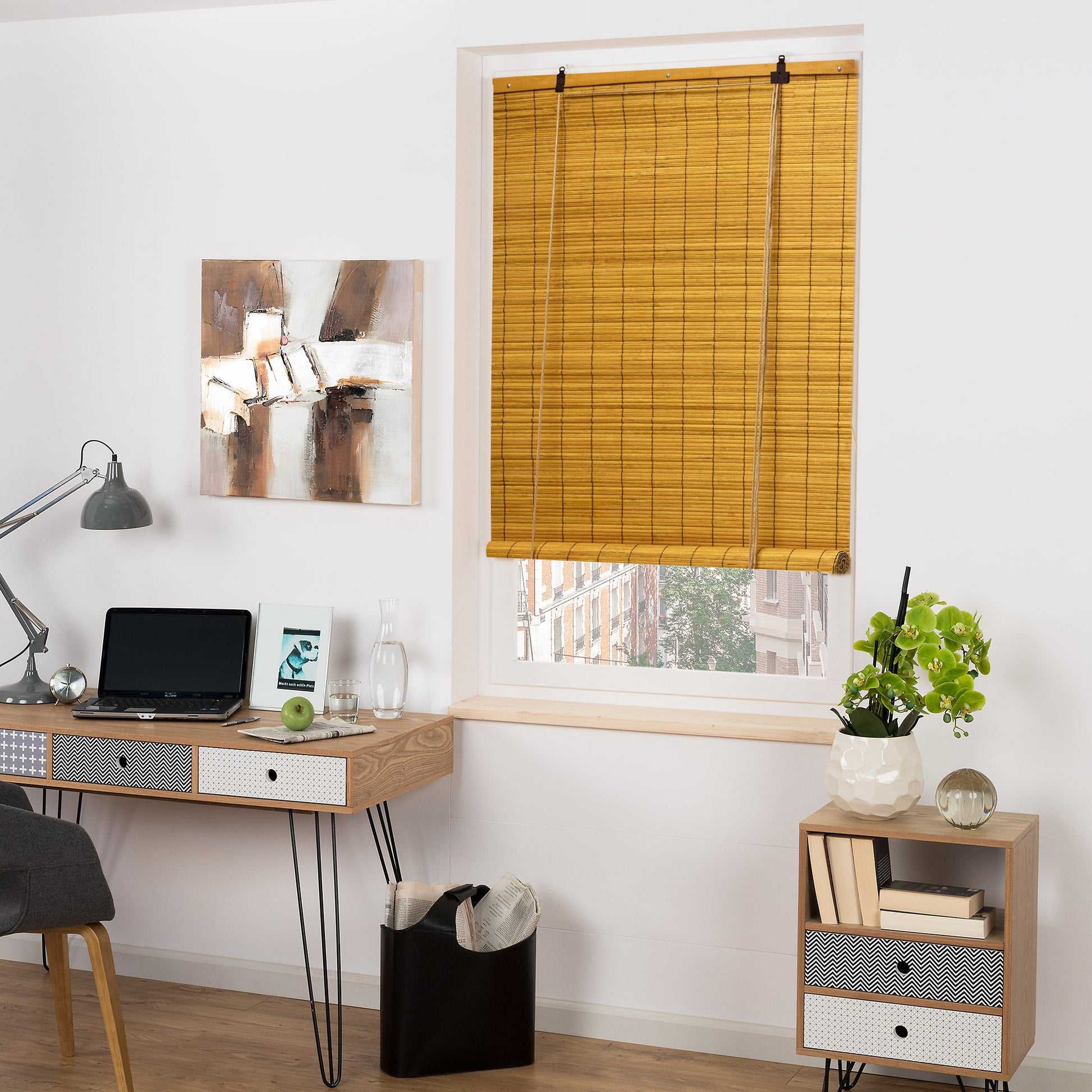 Sol Royal SolDecor B86 Bambusrollo in modernem Raum, halboffen, an Fenster montiert.