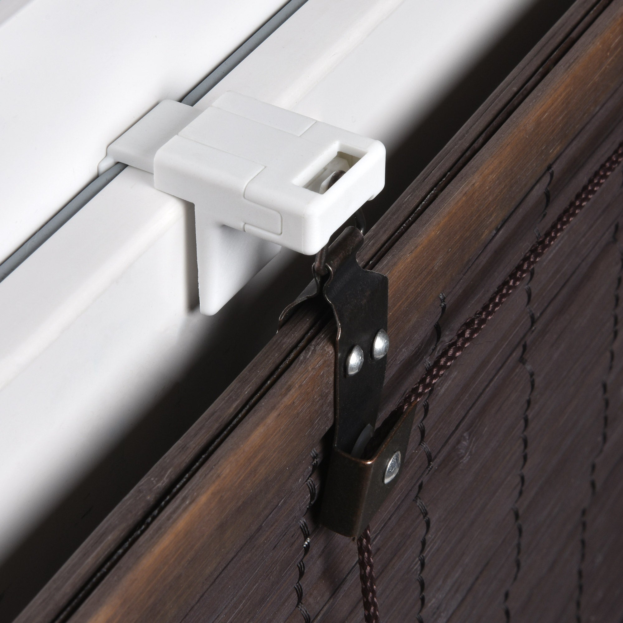 Sol Royal SolDecor B86 Bambusrollo with safety clip detail, showcasing installation on frame.