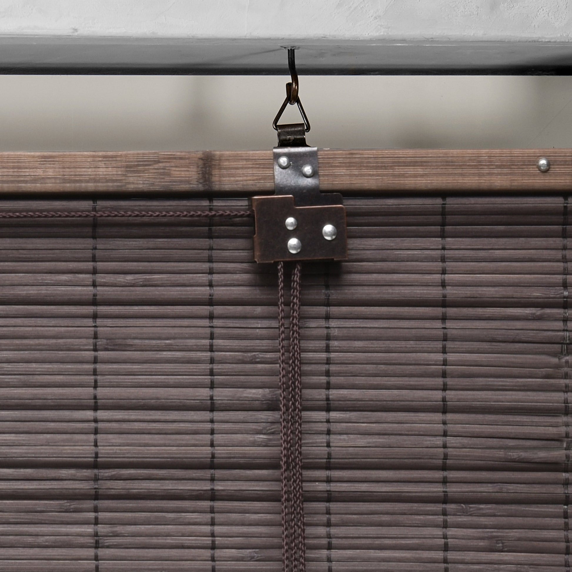 Bamboo wood roll-up blind Sol Royal SolDecor B86 in various sizes and colors, close-up.