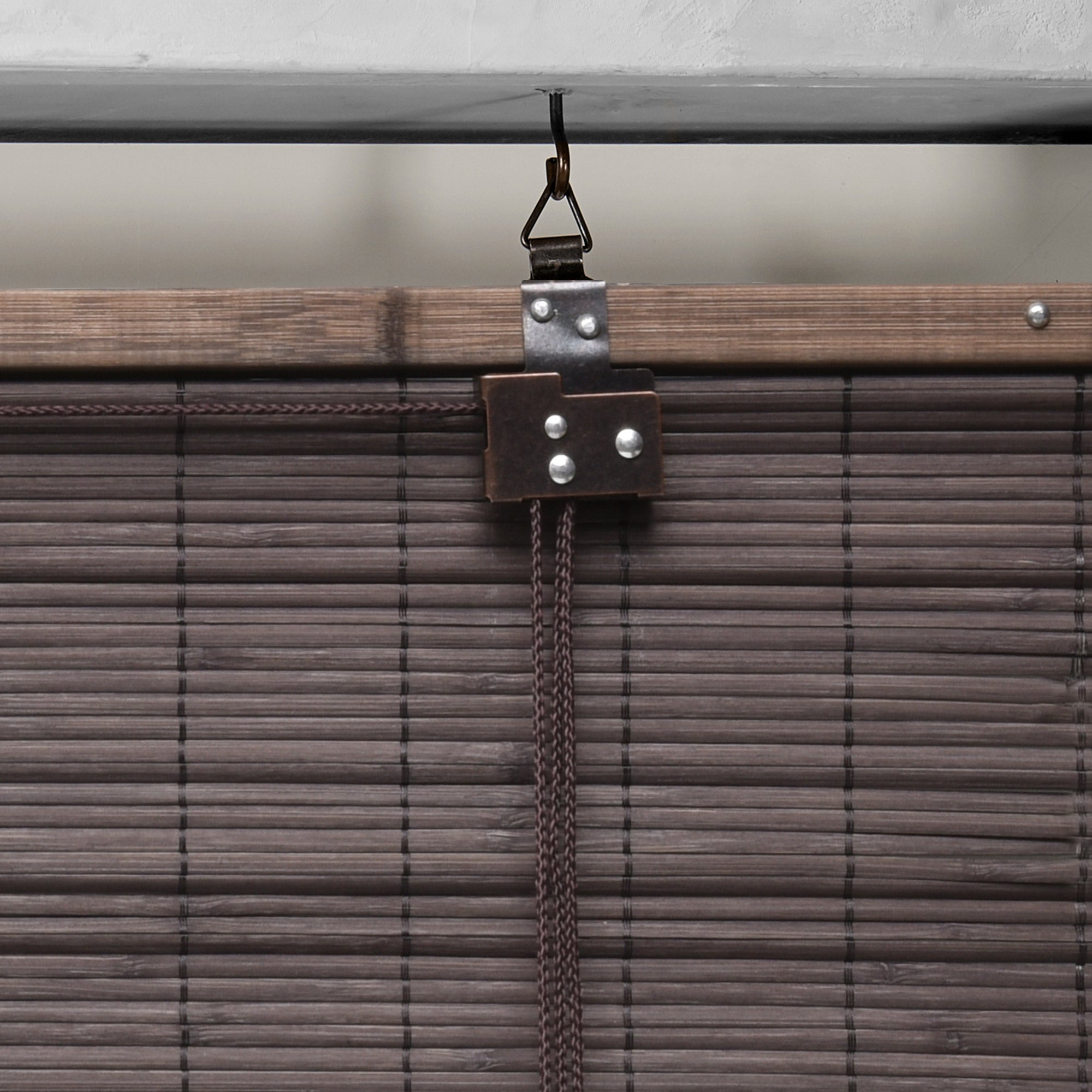 Bamboo wood roll-up blind Sol Royal SolDecor B86 in various sizes and colors, close-up.