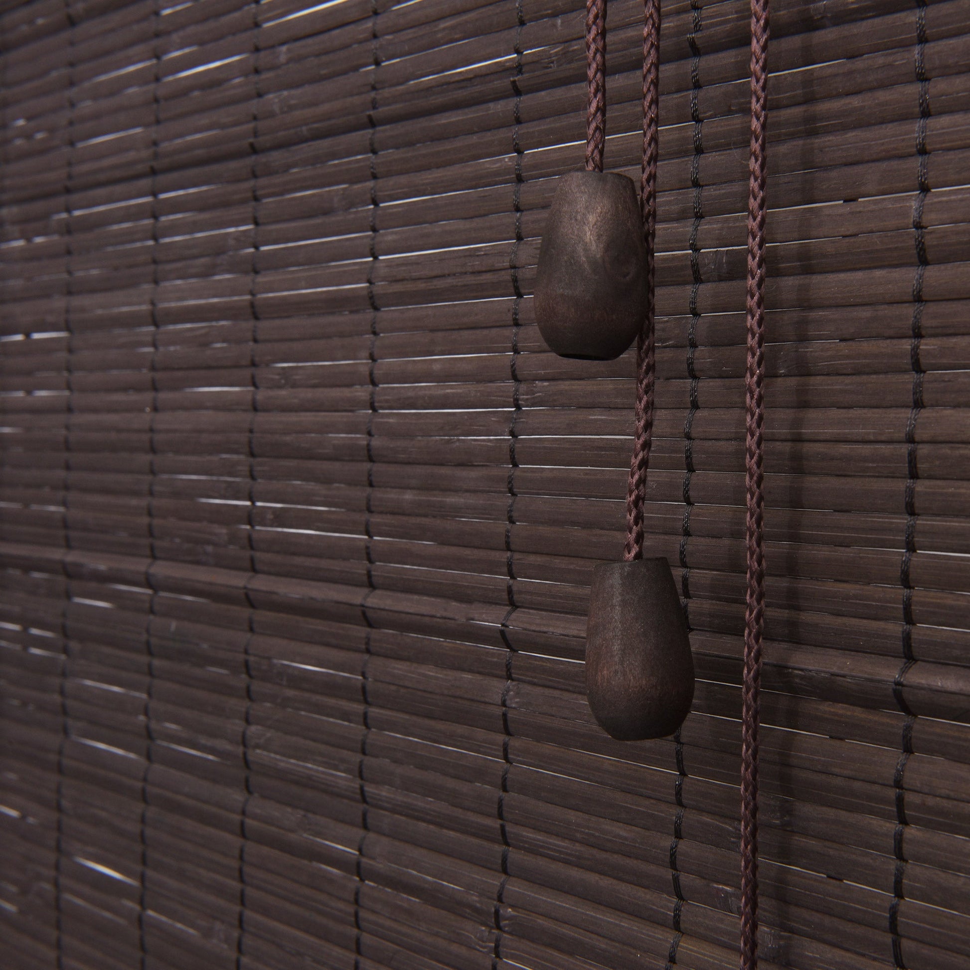 Bamboo roller blind with wooden texture and pull cords, SolDecor B86 by Sol Royal.